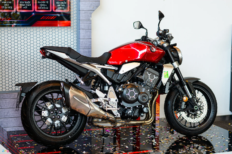 Honda Việt Nam phân phối CB1000R 2022 với duy nhất bản Tiêu chuẩn, đi kèm là 3 tùy chọn màu sơn bạc, đỏ và đen. Mức giá của mẫu nakedbike này là 509 triệu đồng, tăng gần 40 triệu đồng so với đời cũ. Trong cùng phân khúc, Honda CB1000R cạnh tranh với những cái tên như Kawasaki Z900RS (415 triệu đồng) hay "tân binh" Yamaha MT-10SP (khoảng 510 triệu đồng).