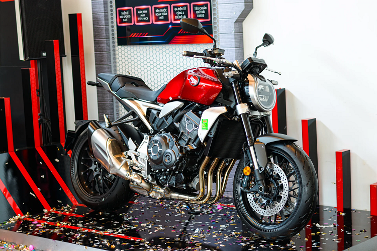 Sau hơn 3 tuần được Honda Việt Nam giới thiệu, phiên bản Honda CB1000R 2022 mới đã xuất hiện tại một đại lý. Xe vẫn mang kiểu dáng Neo Sport Cafe quen thuộc kể từ thế hệ được giới thiệu vào năm 2018, tuy nhiên phiên bản mới nhất có tinh chỉnh đôi chút ở nhiều chi tiết.