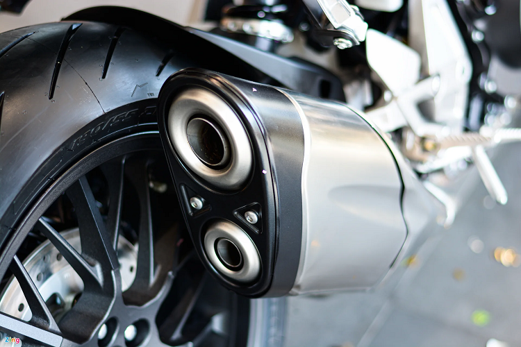 Động cơ của CB1000R mới nay đã áp dụng tiêu chuẩn khí thải Euro 5. Xe có tổng cộng 4 chế độ lái là Rain, Standard, Sport và User, mỗi chế độ sẽ có thiết lập khác nhau về sức mạnh động cơ cũng như mức can thiệp của các hệ thống điện tử. Những công nghệ đáng chú ý trên CB1000R gồm hệ thống ga điện tử, kiểm soát lực kéo, điều chỉnh lực phanh động cơ, hệ thống phanh ABS 2 kênh...