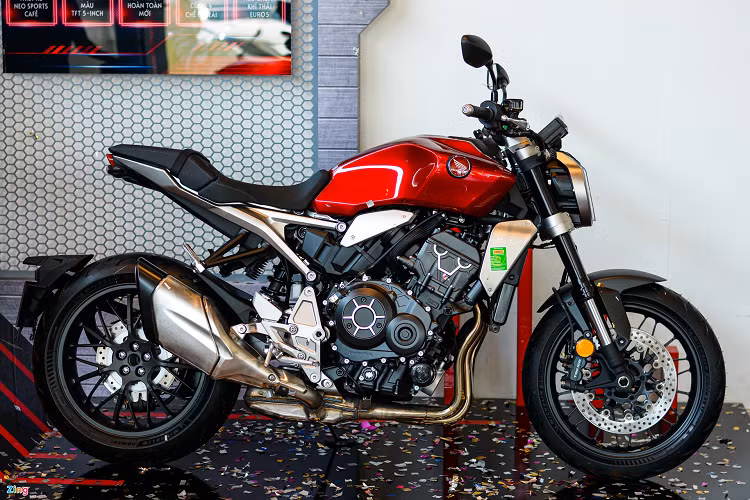 Kích thước tổng thể của Honda CB1000R thế hệ mới vẫn giữ ở mức 2.120 x 789 x 1.090 mm (dài x rộng x cao), chiều dài cơ sở 1.455 mm. Ở bên hông xe, người dùng khó có thể nhận ra sự khác biệt giữa đời cũ và đời mới, ngoại trừ kiểu dáng phần khung phụ phía sau.