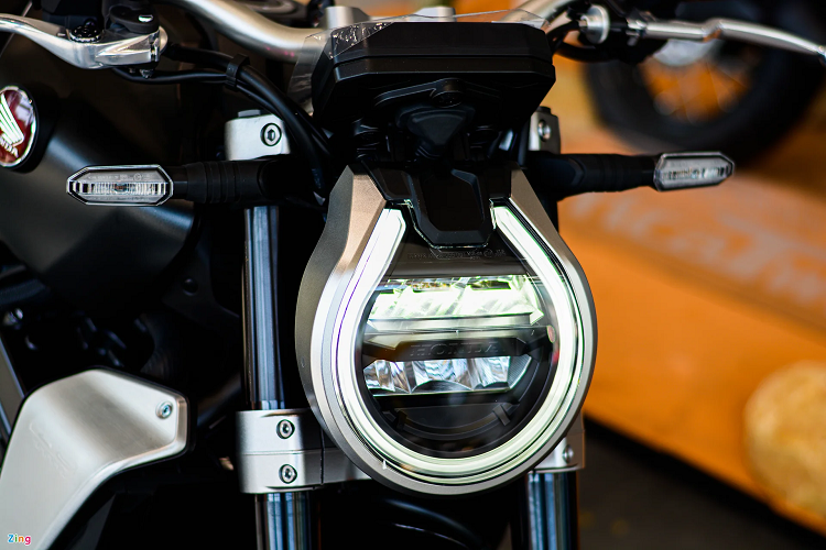 Điểm đặc trưng nhất trên CB1000R 2021 đến từ cụm đèn chiếu sáng chính mang thiết kế giọt nước, trông mềm mại hơn dạng tròn quen thuộc ở đời cũ. Thiết kế đèn báo rẽ không có gì thay đổi.