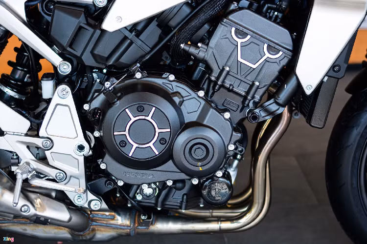 Dù không có sự thay đổi về khối lượng hay chiều cao yên, CB1000R mới cho cảm giác nhẹ hơn khi dắt nhờ thay đổi phân bổ khối lượng. Xe có mức phân bổ gần như đều nhau, 48,5% phía trước và 51,5% phía sau.