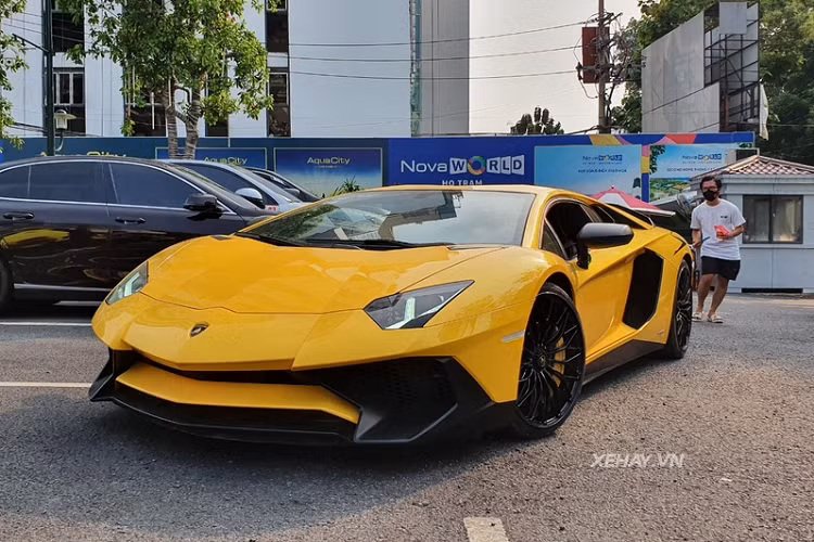 Một chi tiết đáng chú ý nữa trên chiếc Aventador SV Coupe này là bộ mâm 21 inch đa chấu thiết kế lạ mắt, sơn đen, kết hợp với hệ thống phanh gốm – carbon có cùm phanh sơn vàng nổi bật. Bên cạnh đó, xe đã được lên đời ống xả hiệu IPE, để cho ra âm thanh uy lực và đanh thép hơn.