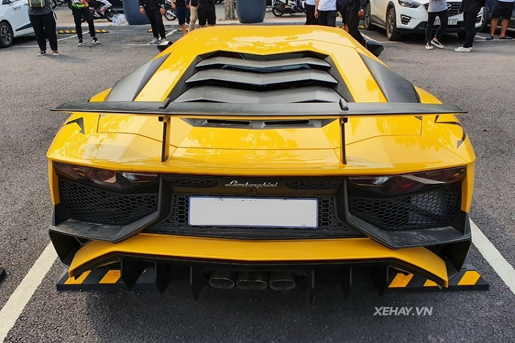 Là phiên bản hiệu suất cao của Aventador LP700-4, siêu xe Lamborghini Aventador SV Coupe sở hữu kiểu dáng hầm hố và vô cùng khí động học, ấn tượng nhất là cản trước được chia hai tầng cùng các hốc gió tái thiết kế lại.
