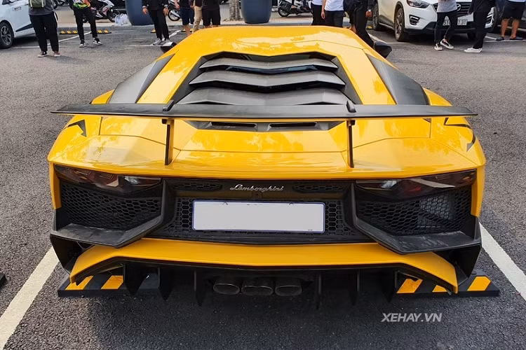 Là phiên bản hiệu suất cao của Aventador LP700-4, siêu xe Lamborghini Aventador SV Coupe sở hữu kiểu dáng hầm hố và vô cùng khí động học, ấn tượng nhất là cản trước được chia hai tầng cùng các hốc gió tái thiết kế lại.