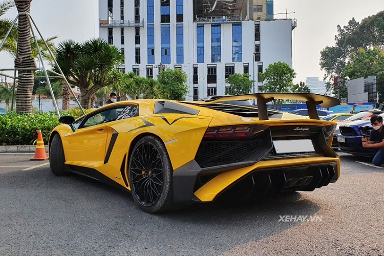 Mức giá xe Lamborghini Aventador SV khi về Việt Nam thời điểm mới được các đơn vị nhập khẩu tư nhân bán ra sẽ không dưới 30 tỷ đồng.
