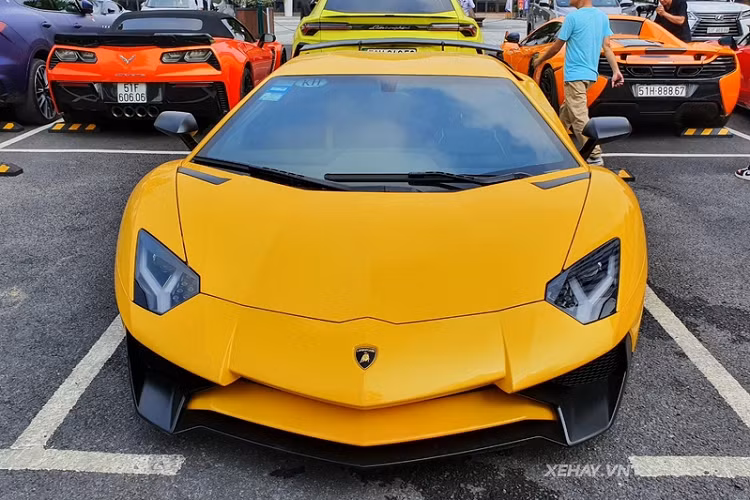 Ở bên hông, xe được trang bị thêm cánh lướt gió mới sơn mờ trong khi đuôi xe trở nên bắt mắt hơn nhờ bộ khuếch tán mạnh mẽ, tấm lưới tản nhiệt nhỏ, ống xả thể thao và cánh lướt gió cố định cỡ lớn bằng carbon sơn mờ.