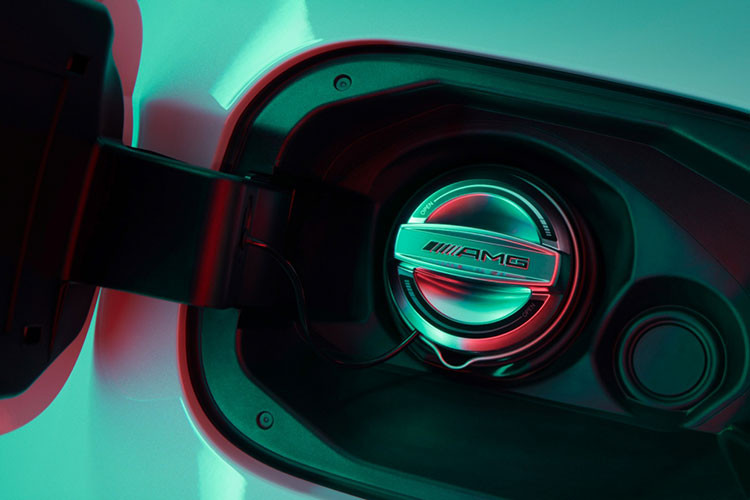 Thảm sàn màu đen, khâu thêm viền đỏ và chữ “Edition 55” tạo điểm nhấn. Về truyền động, Mercedes-AMG G 63 Edition 55 vẫn dùng động cơ tăng áp kép V8 4.0L sản sinh công suất 577 mã lực và mô-men xoắn cực đại 850 Nm.