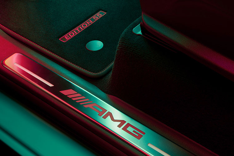 Nội thất của xe sử dụng nhiều chất liệu cao cấp như sợi carbon, sợi tổng hợp Dinamica và da Nappa với tông màu chủ đạo đỏ và đen. Huy hiệu “AMG 55” được trang trí trên vô lăng, ốp bệ tựa tay.