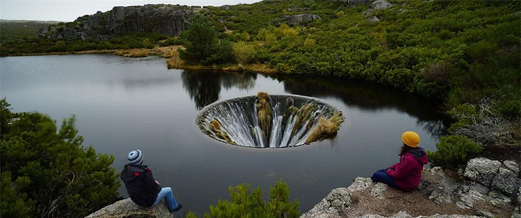 Hố nước sâu hun hút được ví như 'đường đến địa ngục' Ho nuoc sau hun hut duoc vi nhu 'duong den dia nguc'