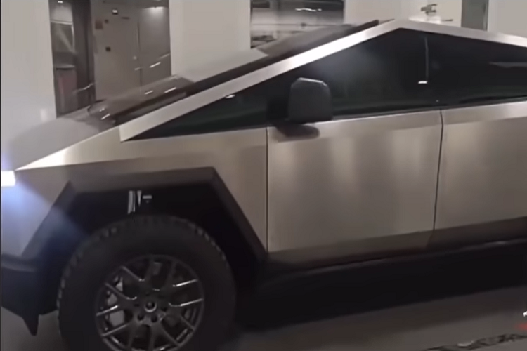 Một số người tinh mắt nói rằng chiếc xe nguyên mẫu này trông nhỏ hơn một chút so với chiếc được Tesla giới thiệu lúc đầu. Chuyện này có thể chính xác, dựa theo tin đồn là Tesla có thể sẽ cung cấp hai bản Cybertruck với kích thước khác nhau. Tuy nhiên, nhà sản xuất xe điện Mỹ cũng có thể không làm vậy, và chỉ đơn giản là quyết định lắp ráp một chiếc xe nhỏ hơn ban đầu.