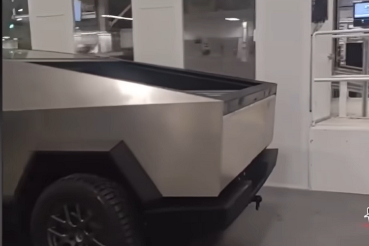 Chiếc xe Tesla Cybertruck chạy điện nguyên mẫu này đã được ghi hình tại nhà máy sản xuất của Tesla, và nó cho thấy rằng quá trình phát triển đang bước sang một giai đoạn khác. Từ những gì được thấy trong video, ta thấy chiếc xe trông có vẻ như đã sẵn sàng đưa vào sản xuất hàng loạt, với không ít điểm bổ sung so với phiên bản lần đầu ra mắt.