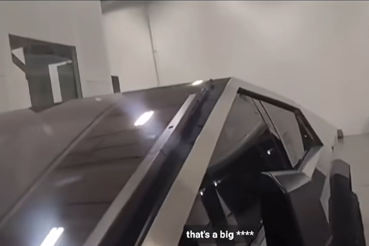 Tesla cũng có thể đã thu nhỏ phần đầu xe, và tăng kích thước của tấm kính chắn gió. Phần cốp phía trước dường như không thể mở được, nhưng phiên bản sản xuất của Cybertruck chắc chắn sẽ có tính năng này để tăng thêm không gian lưu trữ. Xe cũng có một khe hở lớn hơn ở tấm cản trước và toàn bộ tấm cản có vẻ to hơn và thấp hơn, điều này có thể hữu ích với tính khí động học, nhưng có thể làm hạn chế góc tiếp cận khi đi địa hình, cho dù khó có thể nói rõ tấm cản mới thực tế thấp hơn bao nhiêu.