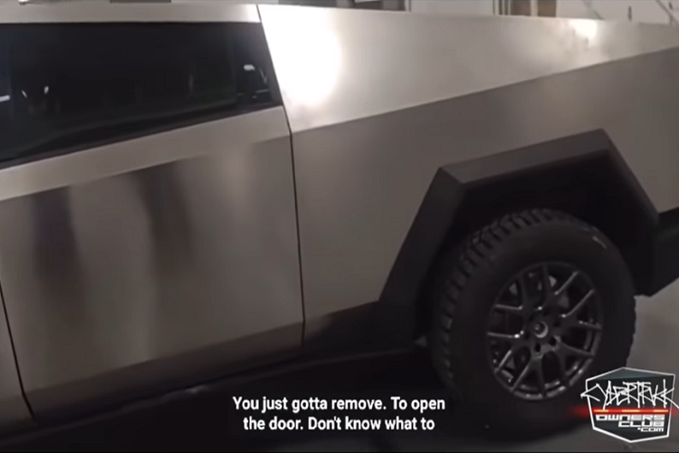 Cụ thể, chiếc Cybertruck này có duy nhất một cần gạt kính chắn gió phía trước, với vị trí nằm dọc ngay bên cạnh cột A, một cặp gương chiếu hậu truyền thống lớn mà dường như có bọc ngoài bằng nhựa chưa sơn. Hơn nữa, chiếc xe còn không có tay nắm cửa, trong khi bộ la-zăng thì trông giống một tùy chọn từ Model 3.