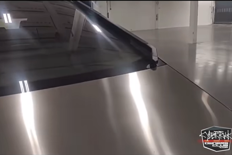 Xe nguyên mẫu trong video cũng không hề có tay nắm cửa lộ rõ, mặc dù một số nguyên mẫu cũ hơn đã có trang bị chúng. Mẫu concept ban đầu đã có tay nắm cửa ẩn có thể bật ra khi xe được mở khóa, nhưng có vẻ như Tesla đã loại bỏ thiết kế đó, và chiếc xe nguyên mẫu ở đây dường như xác nhận đúng tin đồn ấy.