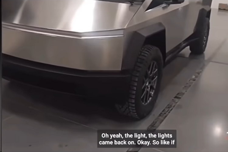 Đối với bộ la-zăng, chỉ bằng hình ảnh video thì khó có thể đoán chúng có kích thước bao nhiêu - lốp xe có vẻ không phải là loại 35 inch, do vậy có thể là loại 33 inch nhỏ hơn một chút. Thậm chí chúng ta cũng không thể dám chắc rằng bộ la-zăng này sẽ có được bán kèm với xe sản xuất hay không. Dù sao đi nữa, Tesla Cybertruck 2022 mới trông khá đẹp mắt và phù hợp với phong cách tổng thể của chiếc bán tải điện