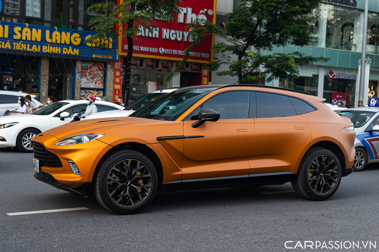 Xe sử dụng hộp số tự động 9 cấp, hệ dẫn động bốn bánh toàn thời gian với vi sai trung tâm chủ động và vi sai chống trượt cho cầu sau. Hiện giá xe Aston Martin DBX phân phối chính hãng tại Việt Nam có mức bán ra niêm yết từ 16,7 tỷ đồng.