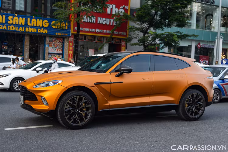 Xe sử dụng hộp số tự động 9 cấp, hệ dẫn động bốn bánh toàn thời gian với vi sai trung tâm chủ động và vi sai chống trượt cho cầu sau. Hiện giá xe Aston Martin DBX phân phối chính hãng tại Việt Nam có mức bán ra niêm yết từ 16,7 tỷ đồng.