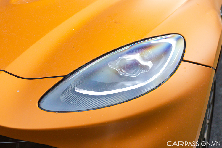 Cung cấp sức mạnh cho xe là động cơ V8 dung tích 4.0 lít tăng áp kép do Mercedes-AMG sản xuất. Trên DBX, khối động cơ này có thể tạo ra công suất cực đại 542 mã lực và mô-men xoắn 700 Nm. Không chỉ mạnh, động cơ này còn được tích hợp nhiều công nghệ nhằm kiểm soát khí thải và tiết kiệm nhiên liệu. Aston Martin DBX có thể tăng tốc lên 100 km/h trong chỉ 4,3 giây và tốc độ tối đa đạt 300 km/h.