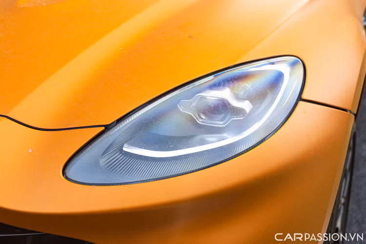 Cung cấp sức mạnh cho xe là động cơ V8 dung tích 4.0 lít tăng áp kép do Mercedes-AMG sản xuất. Trên DBX, khối động cơ này có thể tạo ra công suất cực đại 542 mã lực và mô-men xoắn 700 Nm. Không chỉ mạnh, động cơ này còn được tích hợp nhiều công nghệ nhằm kiểm soát khí thải và tiết kiệm nhiên liệu. Aston Martin DBX có thể tăng tốc lên 100 km/h trong chỉ 4,3 giây và tốc độ tối đa đạt 300 km/h.