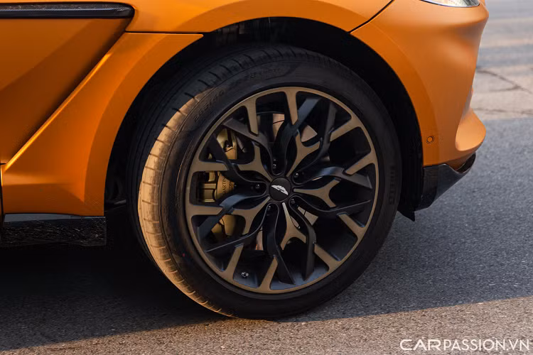 Tay nắm ẩn bên trong, cửa kính không viền và cột B bằng kính tạo nên vẻ đẹp liền mạch, thanh lịch, nâng tầm ngoại quan sang trọng.