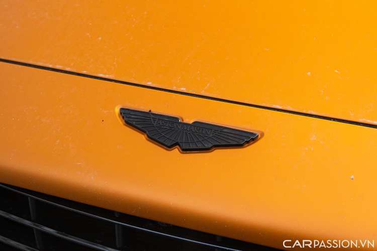 Đuôi xe của Aston Martin DBX có thiết kế khá giống với “người anh em” Vantage. Cụm đèn hậu dạng LED thiết kế thanh mảnh và uốn cong đầy mềm mại. Hệ thống ống xả kép hình đặt đối xứng 2 bên cho âm thanh khá uy lực. Ngoài ra, hai cánh gió tại nóc xe và cốp xe tăng phần khí động học cho chiếc DBX này.