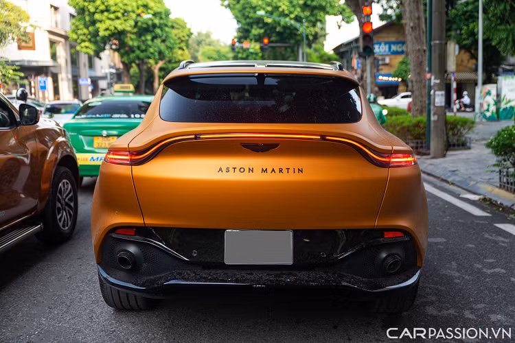 DBX có nền tảng khung gầm unibody liền khối bằng nhôm được Aston Martin phát triển hoàn toàn mới, cho phép khung gầm đạt độ cứng cao hơn nhưng lại nhẹ hơn trước. DBX được trang bị hệ thống treo khí nén ba khoang, nhờ đó mà xe có thể nâng gầm cao hơn gần 45 mm hoặc hạ sát xuống 50 mm tùy thuộc vào chế độ lái mà bạn chọn.