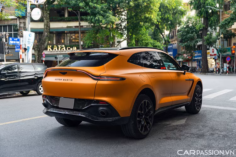 Mới đây, một chiếc Aston Martin DBX màu độc đã được bắt gặp khi đang lăn bánh trên đường phố Hà Nội. Đây là chiếc DBX thứ 4 về nước và là chiếc thứ 3 có mặt tại thủ đô Hà Nội. Ngoài ra, chiếc xe này sở hữu màu sơn hoàn toàn khác biệt với những chiếc đang có mặt tại Việt Nam và thuộc sở hữu của một doanh nhân trong ngành mỹ phẩm.