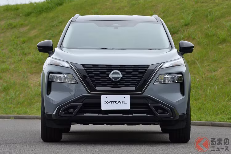 Nissan X-Trail e-Power X 2023 mới sở hữu những chi tiết ngoại thất màu đen như lưới tản nhiệt, tay nắm cửa, ốp gương chiếu hậu và baga nóc.