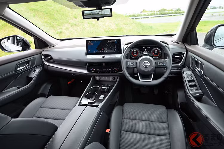 Nissan X-Trail e-Power X 2023 bao gồm đèn sương mù LED trước/sau, cửa cốp chỉnh điện, gương ngoại thất chỉnh điện, tích hợp đèn báo rẽ, ghế trước chỉnh điện, có thể trượt, ngả ra phía sau và ghế lái nhớ vị trí.