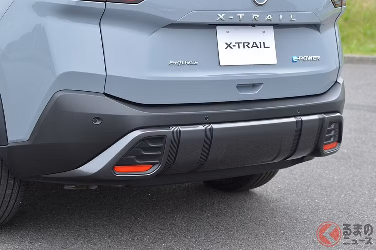 Điểm nhấn tiếp theo của Nissan X-Trail e-Power X 2023 nằm ở bộ vành nhôm 18 inch bên sườn. Bộ vành dành riêng cho bản X này có thiết kế 5 chấu kép và sơn 2 màu thể thao.