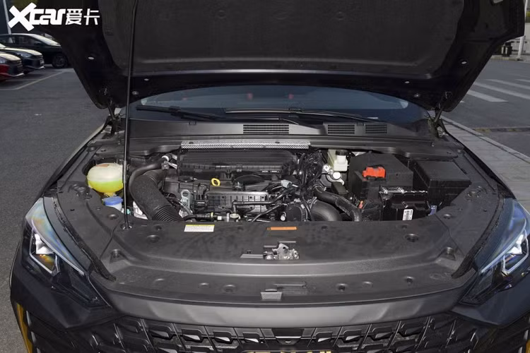 Các tấm chắn bùn trước và sau tiếp tục chủ đề hiệu suất cao phía bên sườn, làm tăng chiều rộng của chiếc sedan, và bao phủ bộ la-zăng kiểu BBS có đường kính lớn hơn. Trong khi những chi tiết bổ sung kiểu xe đua là một điểm đáng khen ngợi, nhưng hệ thống treo tiêu chuẩn của Yixuan MAX Dark Night Edge Edition dường như là hơi quá cao.