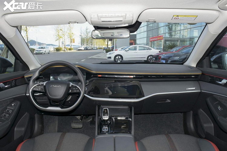 Ở phía sau, mọi thứ thậm chí còn kỳ lạ hơn, đặc biệt là ở bộ phận cánh gió. Cánh gió kép cố định phía sau trông giống như hai bộ phận riêng lẻ xếp chồng lên nhau ở một garage cá nhân nào đó, và không rõ chúng có mang lại lợi ích khí động học gì không. Tấm cản va sau cũng được tái thiết kế với bộ khuếch tán gió lớn, và hai cánh gió màu vàng tương tự bộ chẻ gió phía trước, cùng với các cánh gió phụ nằm sau bánh sau bán lộ thiên. Hệ thống 4 ống pô trông có vẻ thừa thãi, nhưng được giới thiệu là đều hoạt động chứ không phải chỉ để trang trí.