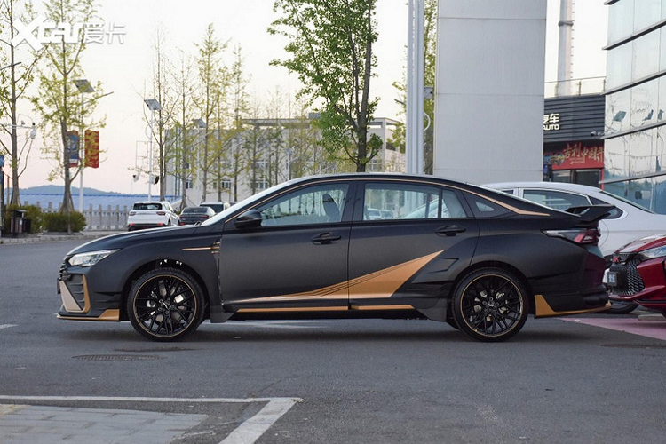 Bù lại, mức giá xe Dongfeng Aeolus Yixuan MAX Dark Night Edge Edition có ưu điểm khi mức khởi điểm từ 117.900 nhân dân tệ (tương đương 426 triệu đồng).