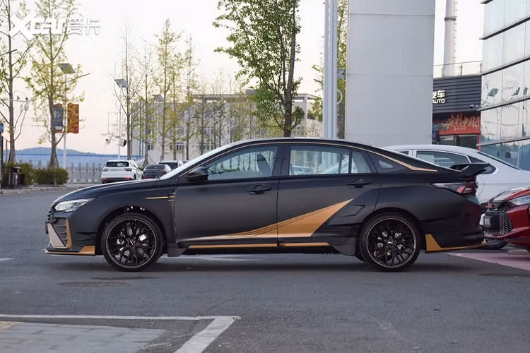 Bù lại, mức giá xe Dongfeng Aeolus Yixuan MAX Dark Night Edge Edition có ưu điểm khi mức khởi điểm từ 117.900 nhân dân tệ (tương đương 426 triệu đồng).