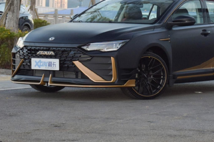 Dongfeng Aeolus Yixuan 2022 bản đặc biệt này có trang bị một bodykit hầm hố ngay từ nhà máy, khiến nó trông giống một mẫu sedan hiệu suất cao thực dự kể cả khi khung gầm của nó không được như vậy. Ngoại thất của xe nhìn giống như bước ra từ trò chơi điện tử “Need For Speed Underground”. Phần đầu xe có lưới tản nhiệt đẹp mắt, dữ dằn kết nối với các hốc gió thật và giả, cộng thêm những điểm nhấn màu vàng và bộ chẻ gió lớn.