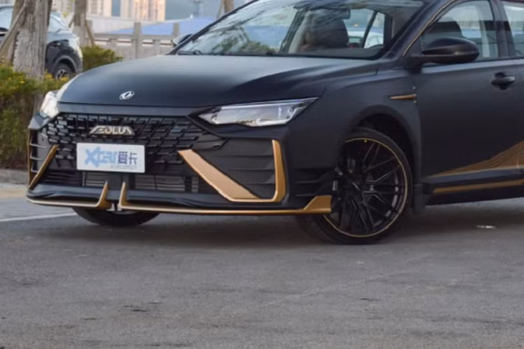 Dongfeng Aeolus Yixuan 2022 bản đặc biệt này có trang bị một bodykit hầm hố ngay từ nhà máy, khiến nó trông giống một mẫu sedan hiệu suất cao thực dự kể cả khi khung gầm của nó không được như vậy. Ngoại thất của xe nhìn giống như bước ra từ trò chơi điện tử “Need For Speed Underground”. Phần đầu xe có lưới tản nhiệt đẹp mắt, dữ dằn kết nối với các hốc gió thật và giả, cộng thêm những điểm nhấn màu vàng và bộ chẻ gió lớn.