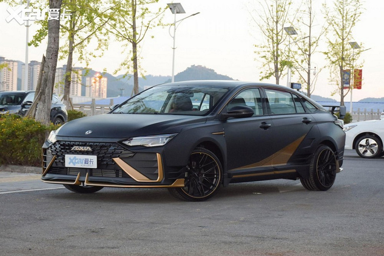 Sedan vẫn là một phân khúc rất phổ biến ở thị trường xe ôtô Trung Quốc, vậy nên không có gì bất ngờ khi một số trong chúng được trang bị những phụ tùng hiệu suất cao ngay từ nhà máy. Ví dụ mới nhất là mẫu Dongfeng Aeolus Yixuan MAX Dark Night Edge Edition 2022 đã được hé lộ ở dạng concept trong năm ngoái, và bây giờ được bán chính thức ở thị trường nội địa Trung Quốc.