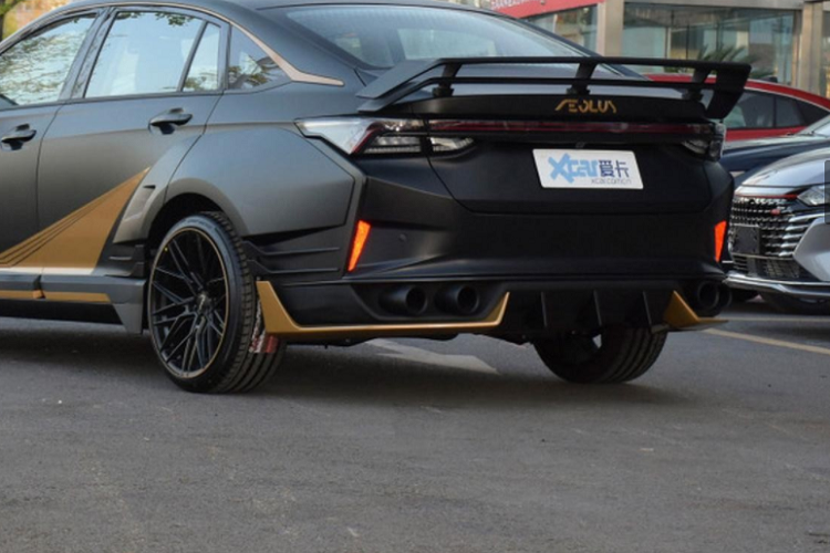 Bên trong nội thất, mẫu sedan hầm hố này có trang bị màn hình đồng hồ kỹ thuật số 12,3 inch tiêu chuẩn, hiển thị mô hình 3D của phiên bản sedan thông thường mà không có bộ bodykit bắt mắt, và màn hình cảm ứng trung tâm cỡ 10,25 inch dưới nắp bảo vệ. Trên mặt táp lô có những điểm nhấn màu vàng kết hợp với các điểm nhấn màu đỏ trên phần còn lại của cabin. Sự kết hợp này khiến nội thất xe trông không được thể thao như ngoại thất.