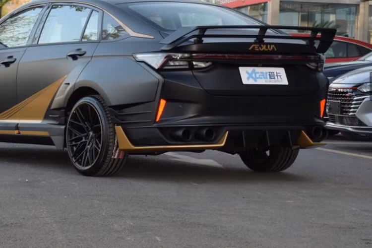 Bên trong nội thất, mẫu sedan hầm hố này có trang bị màn hình đồng hồ kỹ thuật số 12,3 inch tiêu chuẩn, hiển thị mô hình 3D của phiên bản sedan thông thường mà không có bộ bodykit bắt mắt, và màn hình cảm ứng trung tâm cỡ 10,25 inch dưới nắp bảo vệ. Trên mặt táp lô có những điểm nhấn màu vàng kết hợp với các điểm nhấn màu đỏ trên phần còn lại của cabin. Sự kết hợp này khiến nội thất xe trông không được thể thao như ngoại thất.