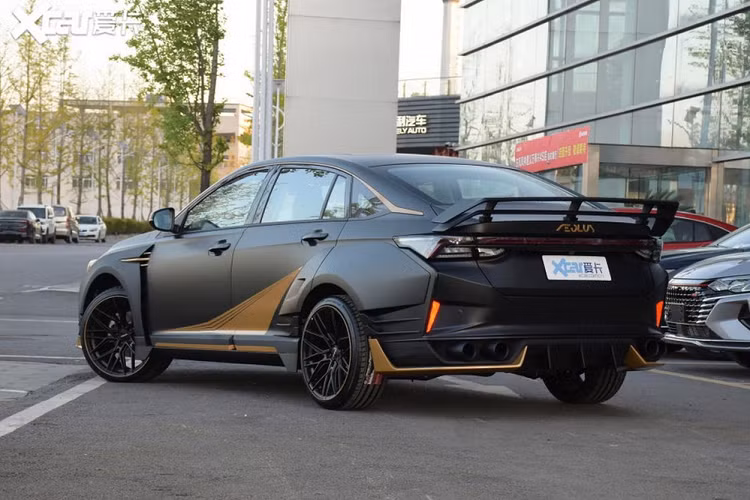 Dưới nắp capô, chiếc xe này có trang bị khiêm tốn động cơ tăng áp 4 xi-lanh 1.5 lít, sản sinh 188 mã lực và 300 Nm mô-men xoắn cực đại, giống như phiên bản Aeolus Yixuan MAX tiêu chuẩn. Công suất được truyền tới trục bánh trước thông qua một hộp số DCT 7 cấp, cho phép đạt tốc độ tối đa 210 km/h. Đây là những chỉ số khá ổn, nhưng rõ ràng là có phần thất vọng khi nhìn nhận dáng vẻ đậm chất thể thao bên ngoài.