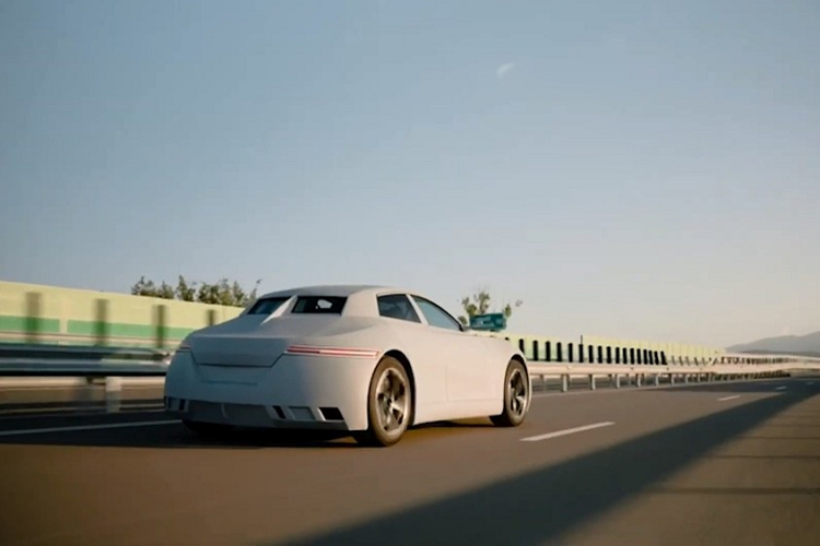 Như những người tạo ra nó giải thích, E-car chạy điện có 4 cửa và hệ dẫn động cầu sau, và tự hào về phạm vi hoạt động ước tính 350 km với một lần sạc đầy. Tốc độ tối đa được giới hạn điện tử ở mức 140 km/h, trong khi thân xe được tuyên bố là làm từ sợi carbon. Newcar4future cũng đã chế tạo một nguyên mẫu hoạt động hoàn chỉnh để giới thiệu tới công chúng.