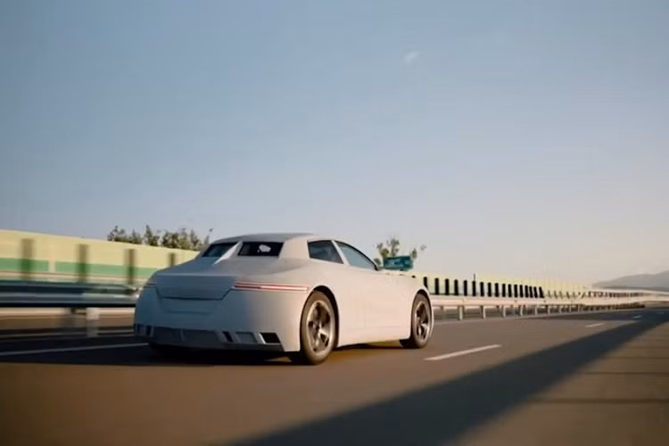 Như những người tạo ra nó giải thích, E-car chạy điện có 4 cửa và hệ dẫn động cầu sau, và tự hào về phạm vi hoạt động ước tính 350 km với một lần sạc đầy. Tốc độ tối đa được giới hạn điện tử ở mức 140 km/h, trong khi thân xe được tuyên bố là làm từ sợi carbon. Newcar4future cũng đã chế tạo một nguyên mẫu hoạt động hoàn chỉnh để giới thiệu tới công chúng.