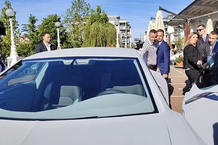 Trong khi mẫu concept này có tồn tại thật thay vì chỉ là những hình ảnh máy tính, nó vẫn còn lâu mới có thể trở thành xe sản xuất đại trà. Các đại diện của công ty nhấn mạnh rằng chiếc xe thử nghiệm sẽ trở thành một chiếc xe sản xuất sau đó, nhưng điều đó sẽ cần có vốn để có thể cho phép công ty tiếp tục phát triển.