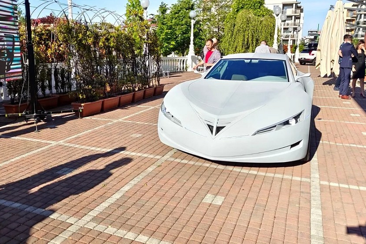 Một ngày qua đi và thế giới lại đón nhận thêm một mẫu concept xe điện hoàn toàn mới. Lần này, mẫu concept đó có tên gọi đơn giản là E-car chạy điện mới và nó được phát triển và trình bày bởi Newcar4future từ Transylvania, Romania, trong sự kiện Innowave Summit 2022.