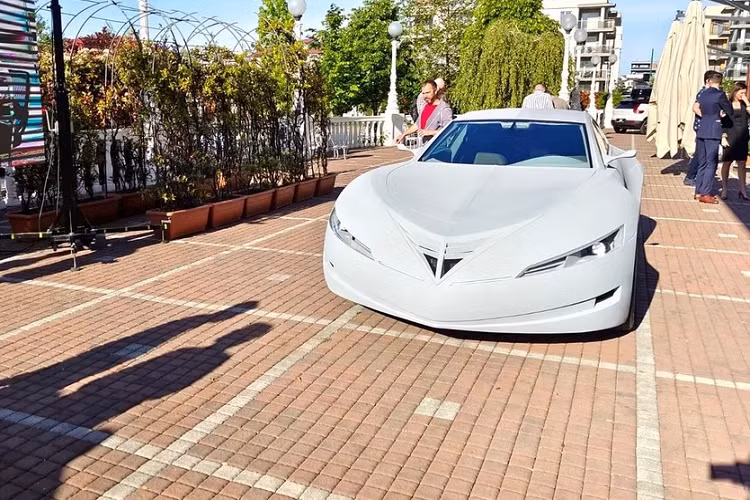 Một ngày qua đi và thế giới lại đón nhận thêm một mẫu concept xe điện hoàn toàn mới. Lần này, mẫu concept đó có tên gọi đơn giản là E-car chạy điện mới và nó được phát triển và trình bày bởi Newcar4future từ Transylvania, Romania, trong sự kiện Innowave Summit 2022.