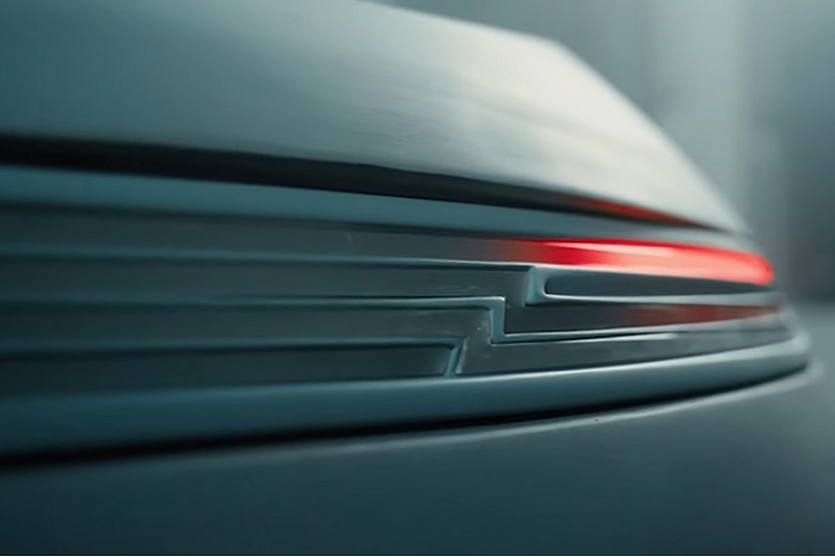 Buổi giới thiệu xe đã được tổ chức trong một chuyến thăm của Thủ tướng Romania đương nhiệm. Mặc dù từ chối lái thử nguyên mẫu, Thủ tướng nước này bày tỏ niềm tự hào về việc E-car sẽ được sản xuất với số lượng hạn chế gần Cluj-Napoca.