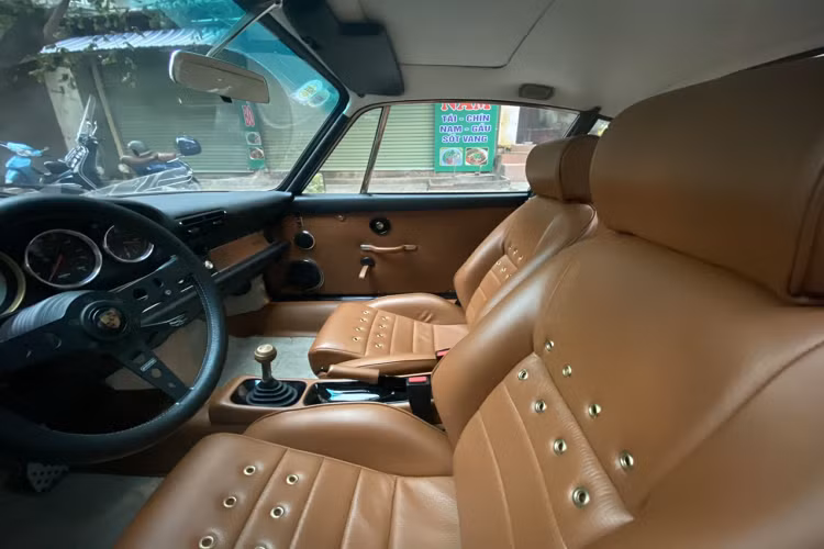 Porsche 964 có tên gọi khác phổ biến với nhiều người hơn là Porsche 911. Con số “964″ là tên gọi nội bộ được Porsche sử dụng để phân biệt giữa các đời xe. Tuy vậy, cũng có rất nhiều người hâm mộ xe cũng gọi bằng cái tên này thay vì con số 911 thông thường. 