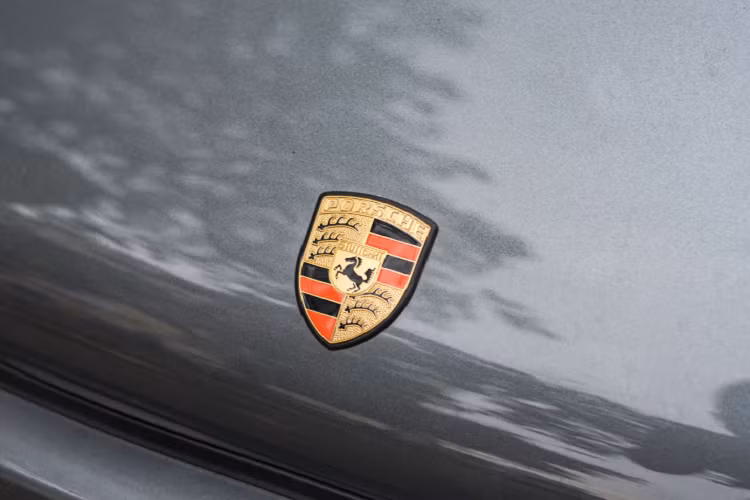 Hiện nay, số lượng mẫu 911 thế hệ 964 tại nước ta chỉ có 3 chiếc gồm một chiếc Carrera 4 màu đỏ, một chiếc đang được phục chế và chiếc còn lại được độ Backdate trong bài. Với gói độ, chiếc xe trong bài sở hữu cấu hình Touring Edition với nhiều chi tiết được thay mới như cản trước/sau, hốc hút gió phía cốp xe, hệ thống ống xả cùng với đó là 4 vè bánh được đưa ra rộng hơn so với nguyên bản.