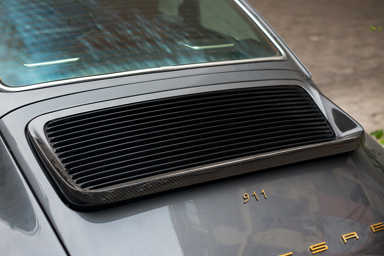 Thân xe không có quá nhiều sự khác biệt ngoài cụm chiếu hậu được ốp inox mạ chrome. Mâm xe là loại Fuchs Clover Leaf đặc trưng của Porsche, sơn 2 màu bạc và đen có kích thước 17 inch, ẩn sâu bên trong là cùm phanh Porsche sơn đỏ.